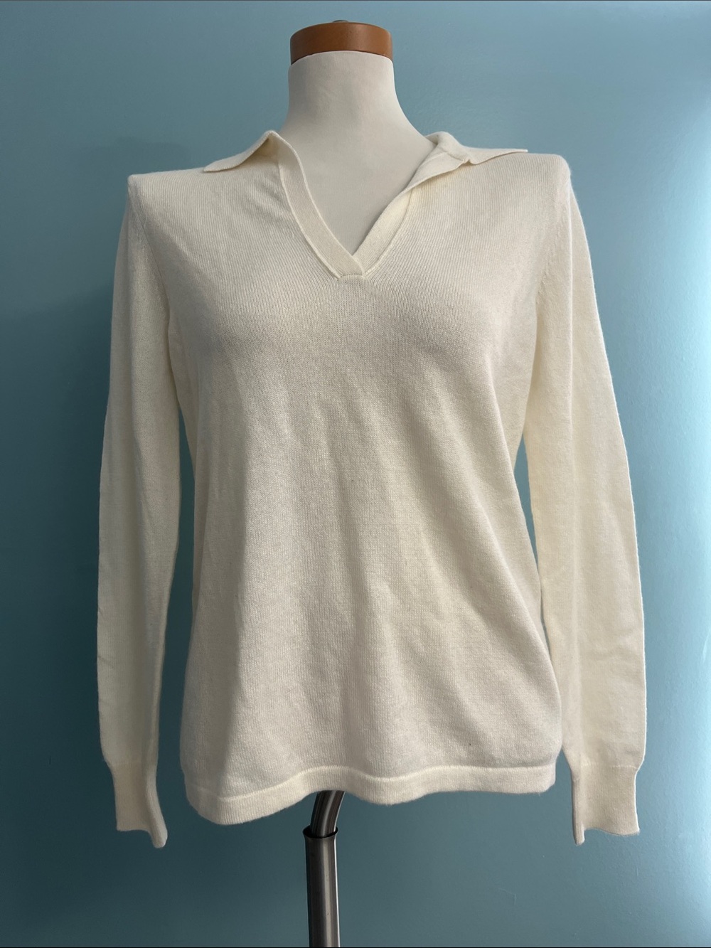 J. McLaoghlin Classic Cream Cashmere V-Neck Collar Women's Sweater sz S